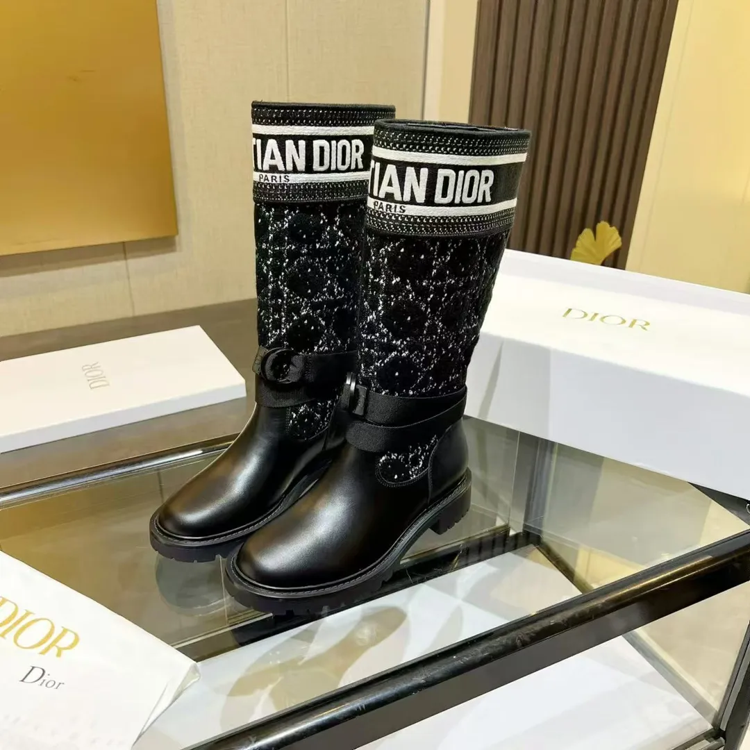 👟👟Ex-factory price 660👟👟 Dior color-blocking new autumn and winter boots high-top Dior CD 23ss autumn and winter latest high-definition poster style electric embroidery color-blocking letter logo round toe mid-calf women's boots Narnaxi's same low-heeled one-slip knight military boots original development top high-end version Material: Upper imported calfskin spliced with the latest imported technology electric embroidery fabric (not ordinary fly woven fabrics on the market) + water-dyed cowhide lining (not sheepskin lining on the market) + original molded TPU outsole + original molded letter buckle + the latest original box packaging at the counter Heel height: 3CM Size: 35-39 standard code (40.41 customization is not returnable)